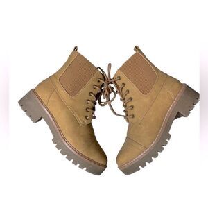 NWOT Sophie17 Crowder lace up boot size 6